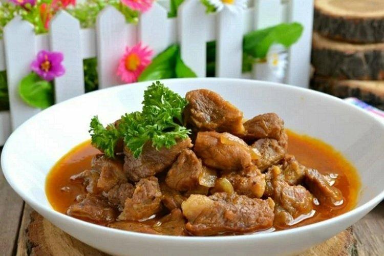 Тушеная свинина с имбирем и луком