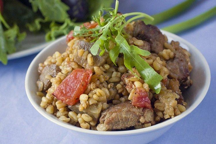 Тушеная свинина с булгуром и овощами