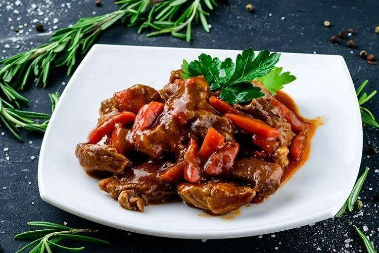 Тушеная свинина с соевым соусом