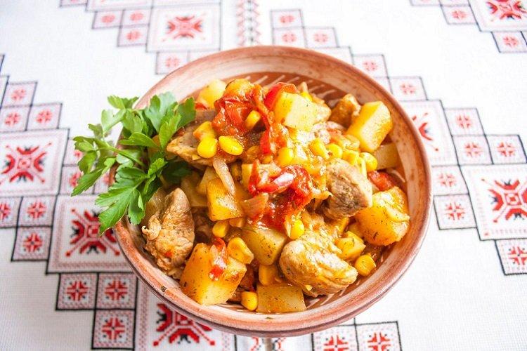 Свинина, тушенная с картофелем и кукурузой