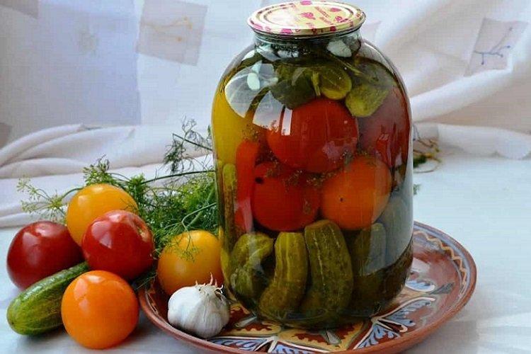 Соленые огурцы с помидорами