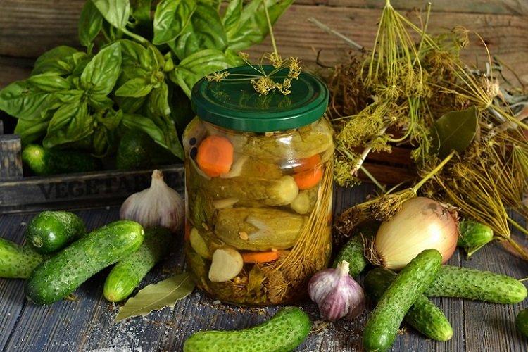 Огурцы с луком и морковью на зиму