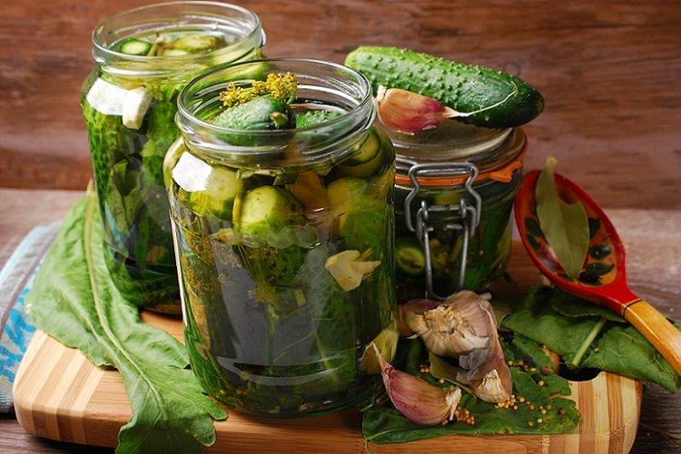 Малосольные огурцы с ароматными листьями