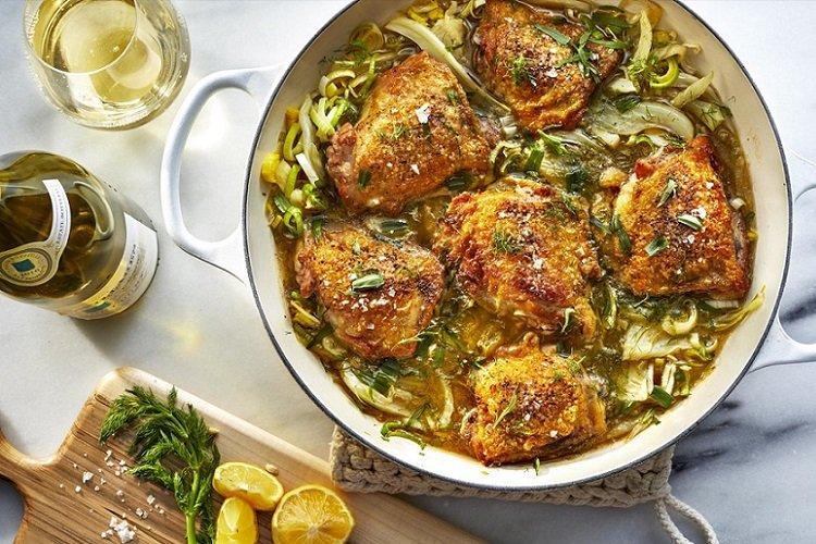 Куриные бедрышки, тушенные с фенхелем и луком