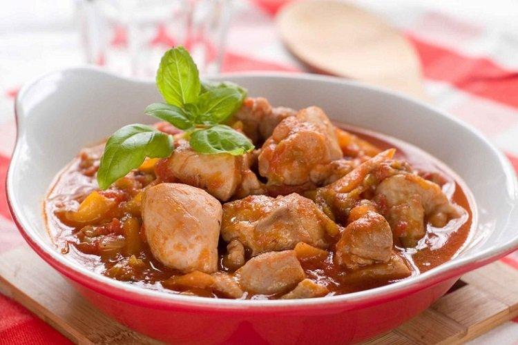 Тушеная курица с томатом и сметаной