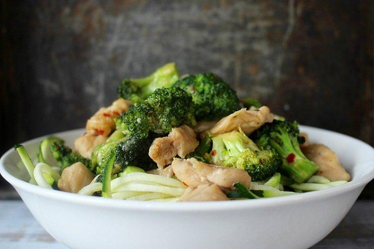 Тушеная курица с брокколи