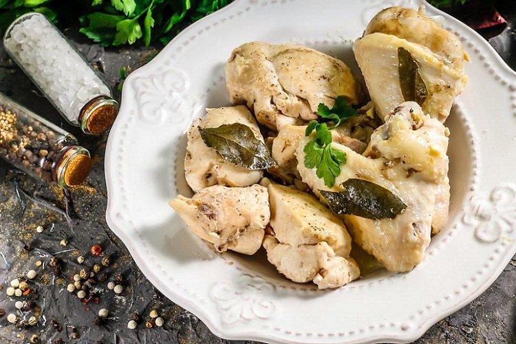 Курица, тушенная в мультиварке