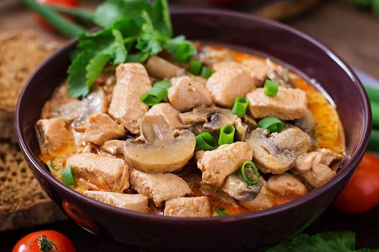 Курица, тушенная с грибами