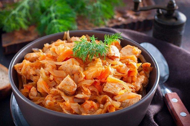 Тушеная курица с капустой