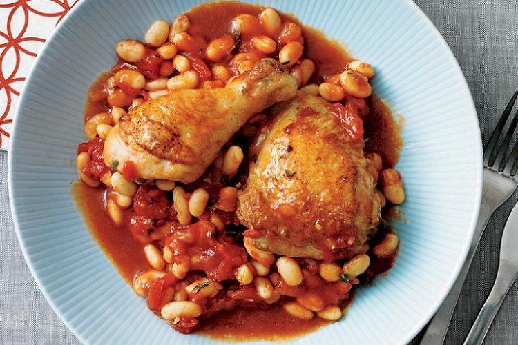 Тушеная курица с фасолью