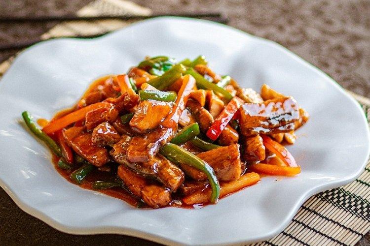 Курица, тушенная со сладким перцем