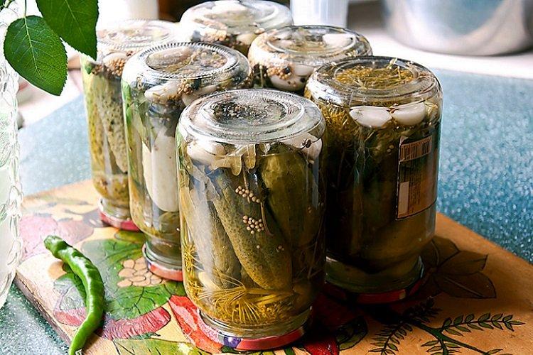 Огурцы с корицей и дубовыми листьями