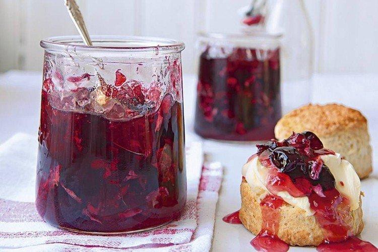 Варенье из вишни с лепестками роз