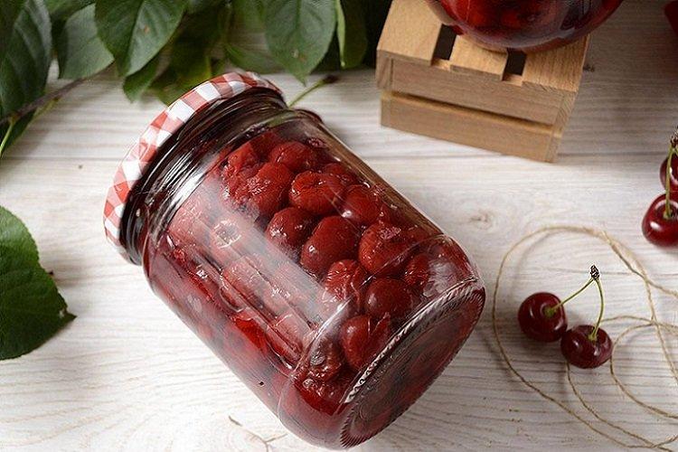 Ароматная вишня в собственном соку
