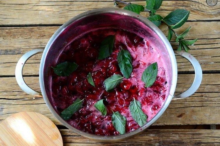 Вишня с мятой в собственном соку
