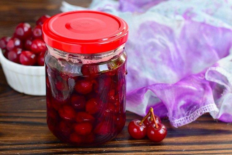 Вишня с косточками в собственном соку