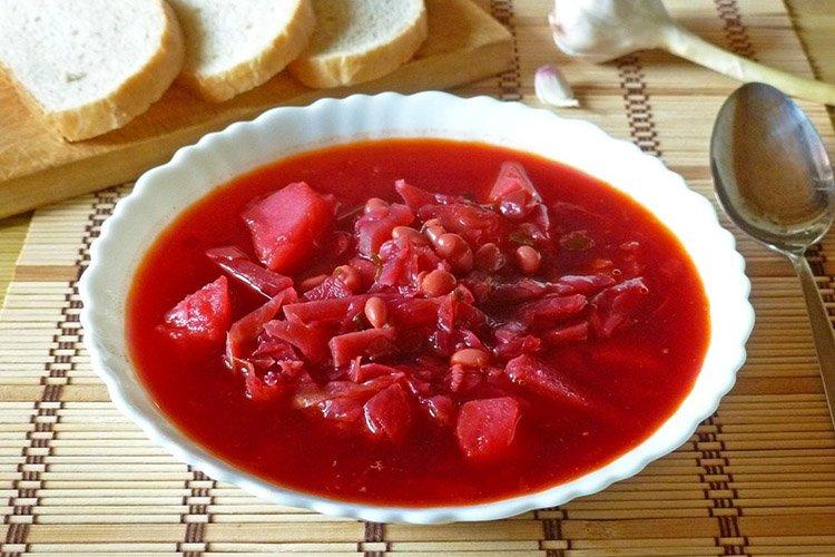 Борщ с фасолью, курицей и свиной рулькой