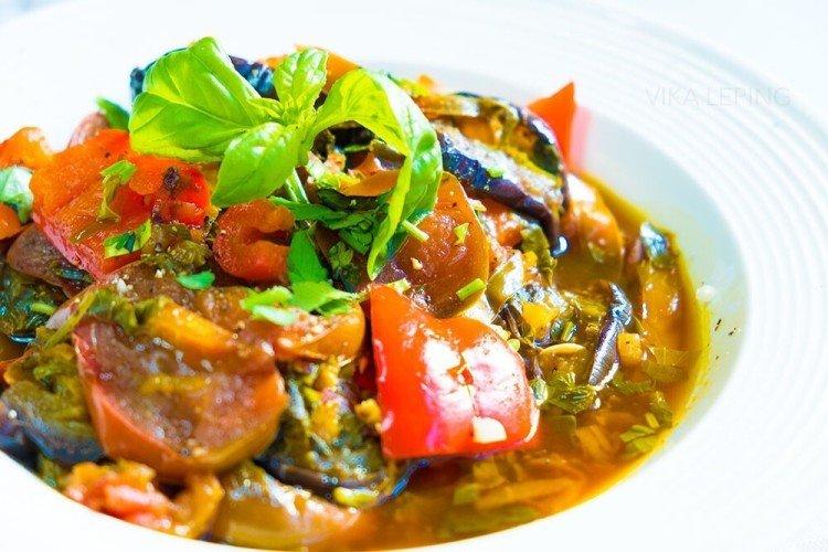 Соте из баклажанов с яблоками