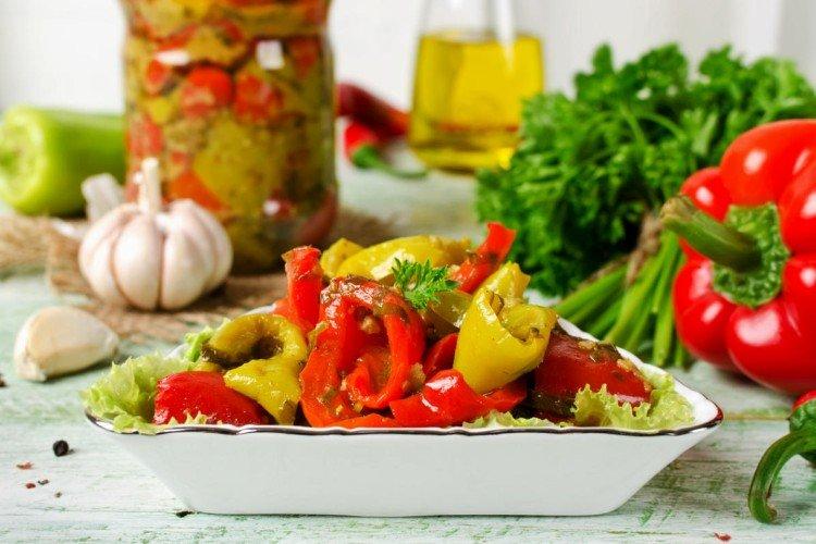 Салат из сладкого перца с зеленью на зиму