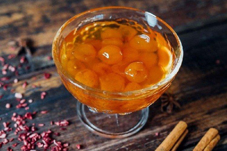 Варенье из белой черешни с гвоздикой