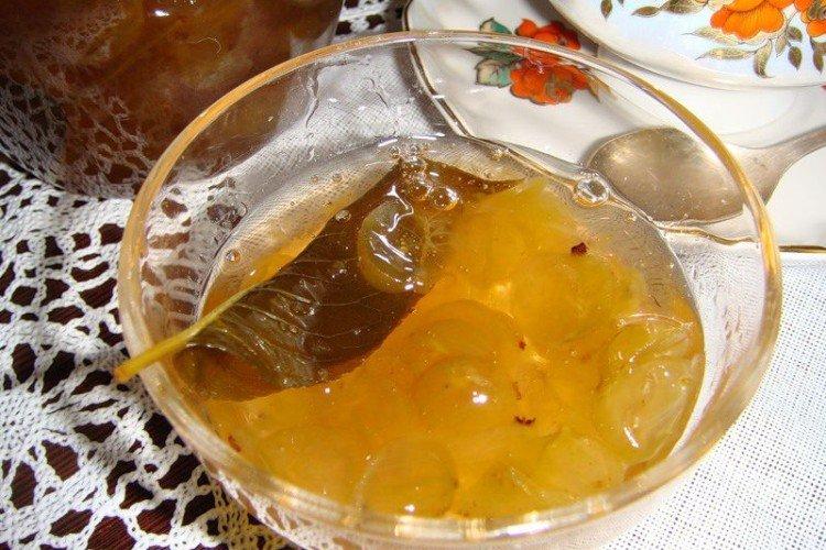 Варенье из крыжовника с вишневыми листьями