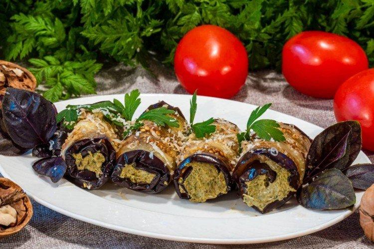 Баклажаны с помидорами, чесноком и орехами