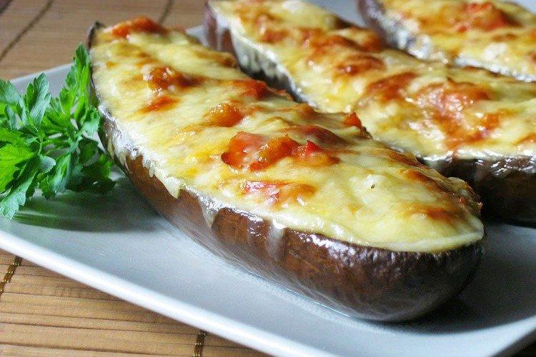 Баклажаны с помидорами, чесноком и фаршем