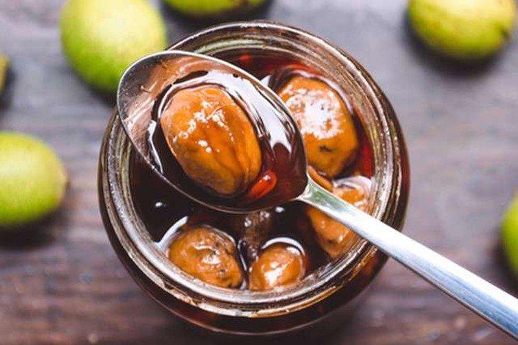 Варенье из зеленых грецких орехов с сахаром