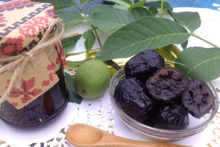 Варенье из зеленых грецких орехов с известью