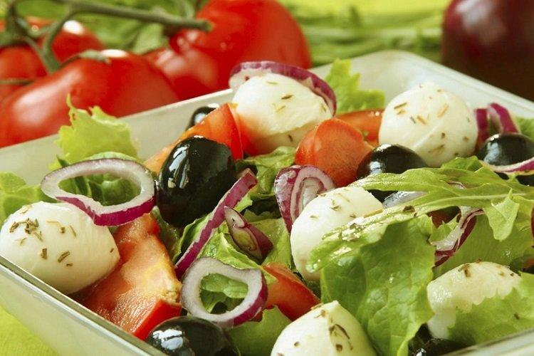 Греческий салат с моцареллой