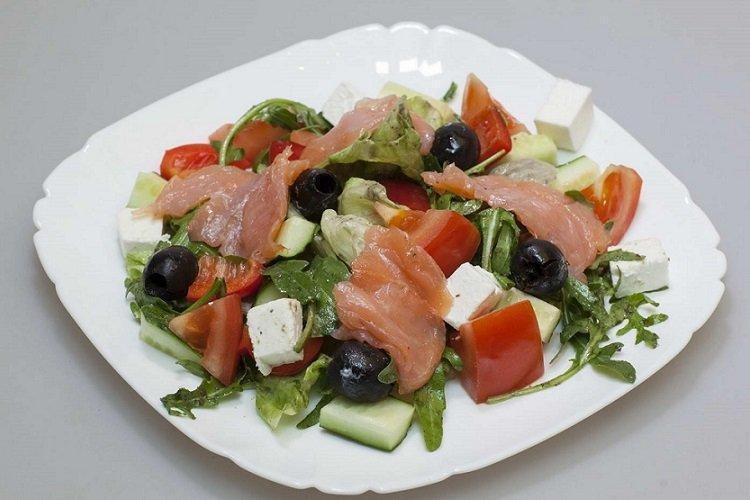 Греческий салат с семгой