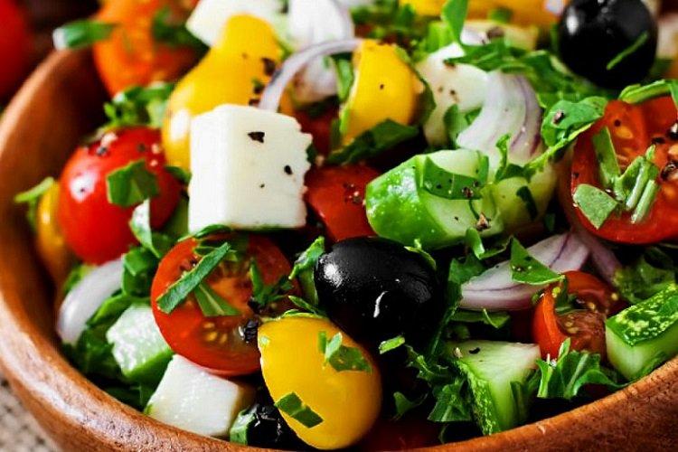 Греческий салат с фетаксой