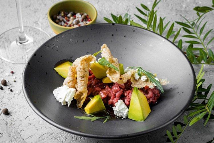 Тартар из говядины с авокадо и козьим сыром