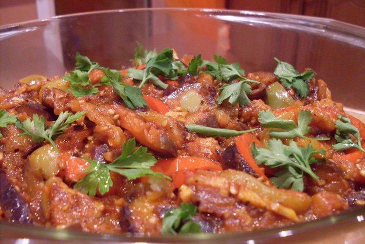 Баклажаны с помидорами и орехами