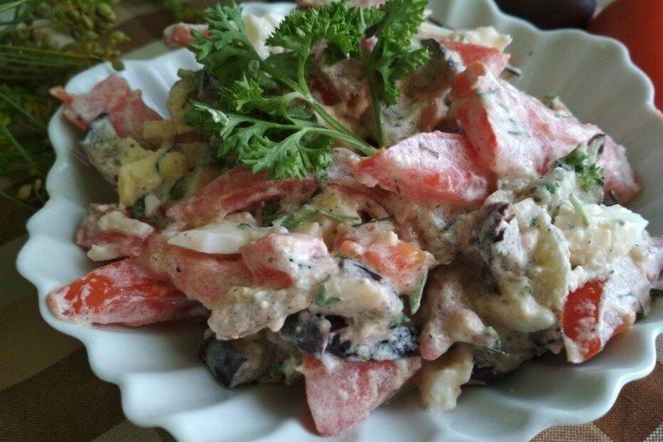 Салат с баклажанами, помидорами и яйцами
