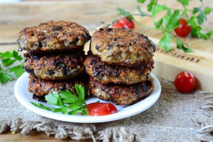 Котлеты из баклажанов с помидорами