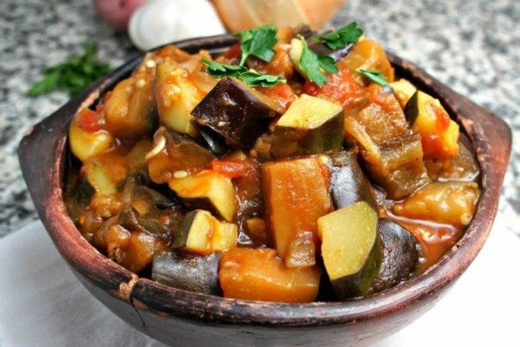 Баклажаны с помидорами и овощами