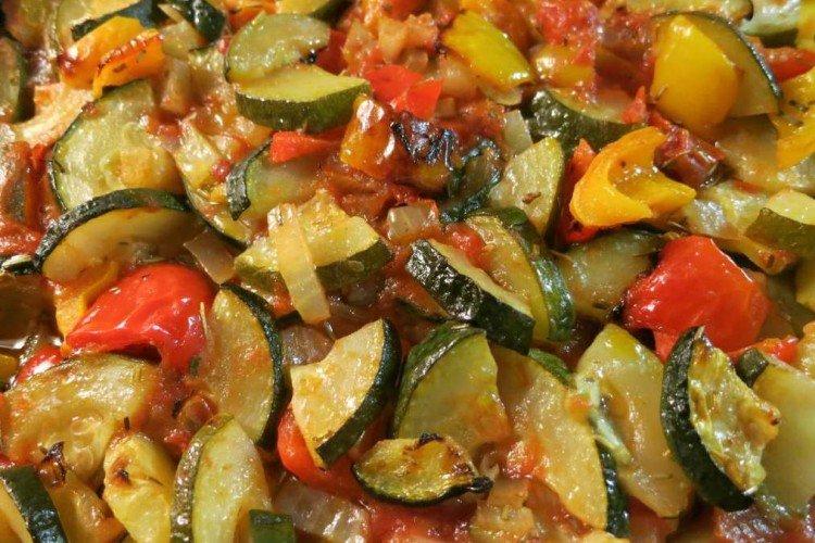 Соте из овощей с яблоками и сметаной