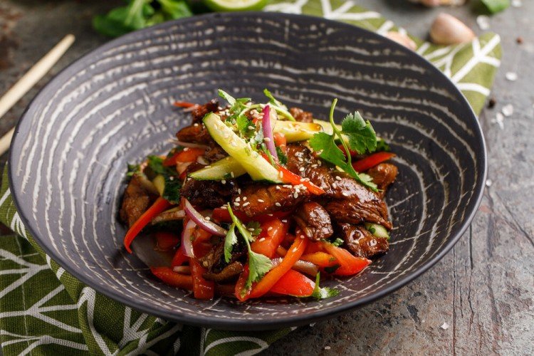 Корейский салат со свининой и огурцами