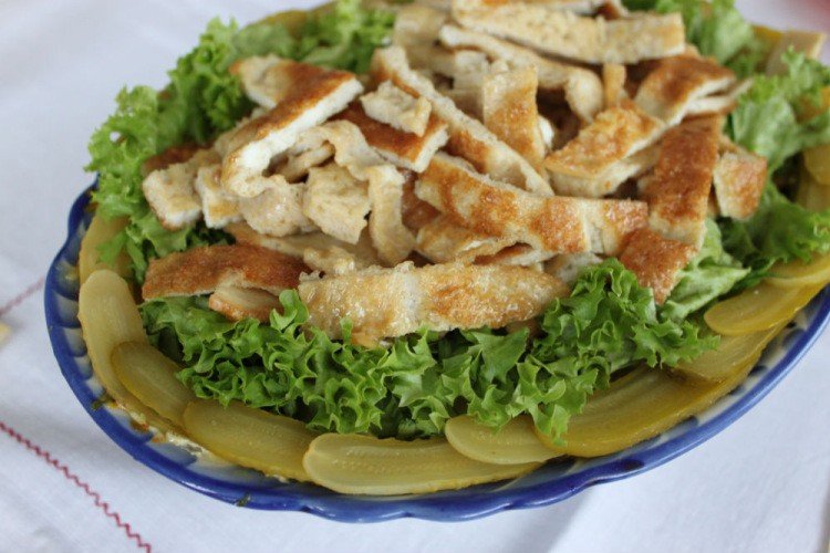 Салат со свининой и омлетом