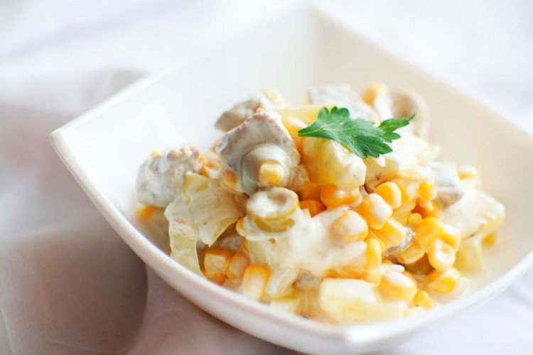 Салат со свининой и ананасами