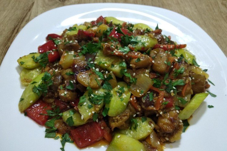 Салат со свининой и кабачками