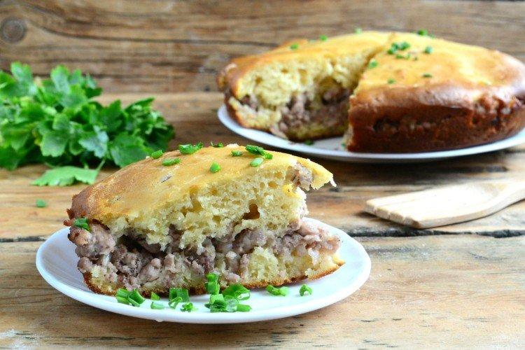 Заливной пирог на кефире с мясом