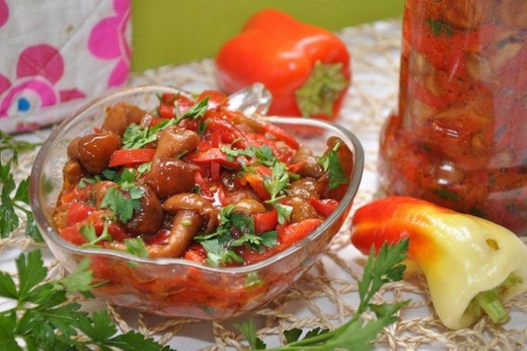 Грибы со сладким перцем, маринованные в остром кетчупе