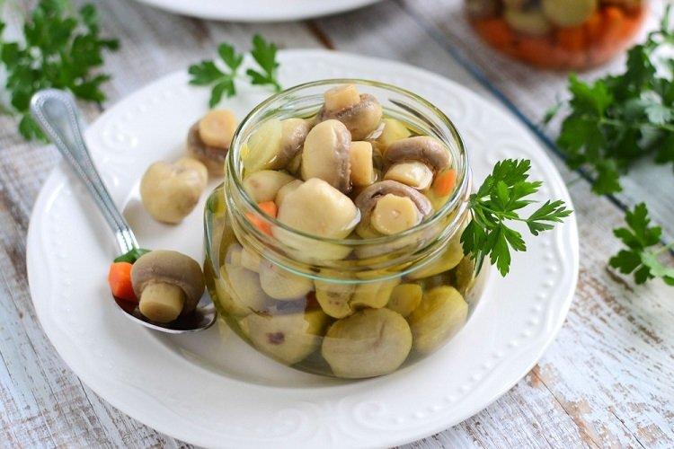 Маринованные грибы с лимоном и коньяком