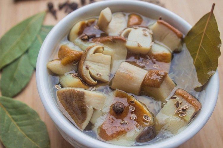 Маринованные белые грибы