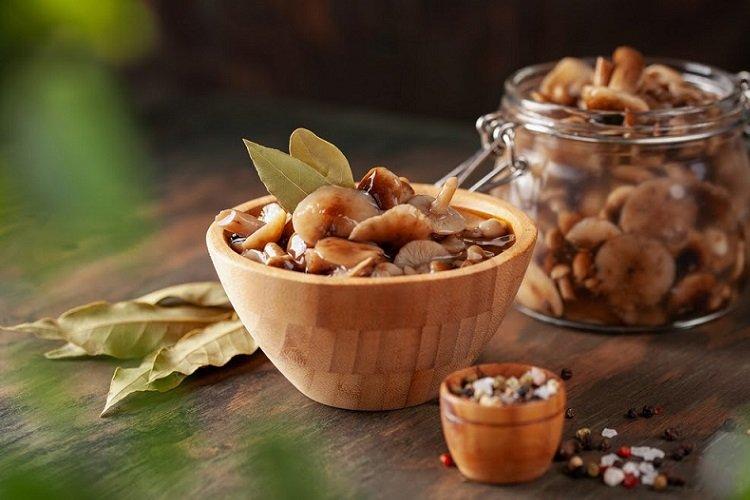 Маринованные грибы с горчицей и красным перцем