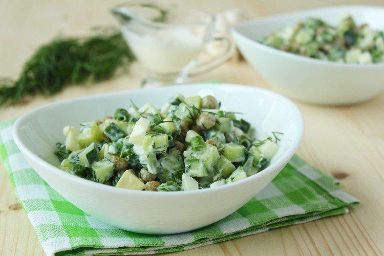 Салат с яйцами, огурцами и зеленым горошком