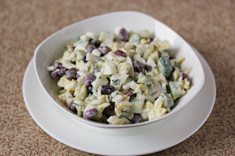 Салат из яиц, огурцов и фасоли