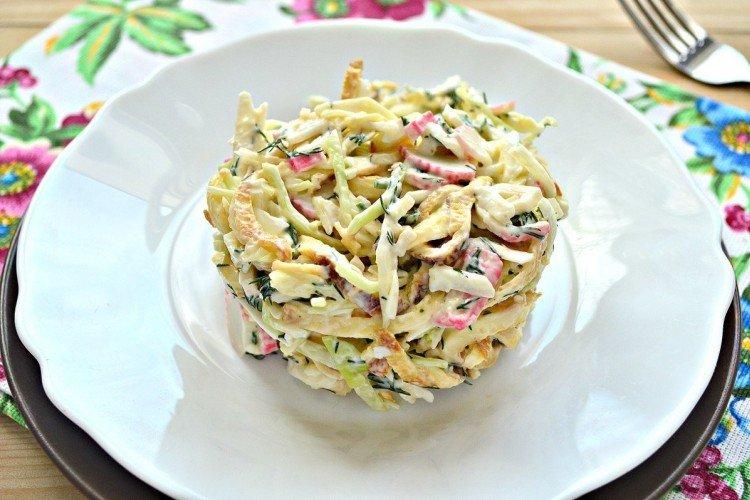 Салат из омлета, огурцов, крабовых палочек и кукурузы